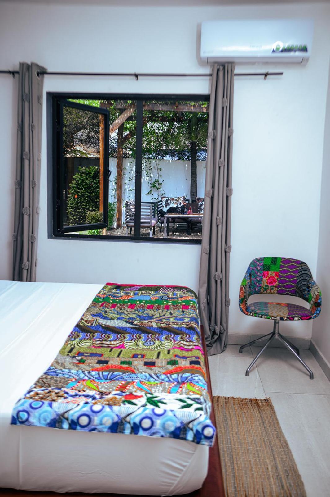 Ahome Guest House & Lounge Ломе Экстерьер фото