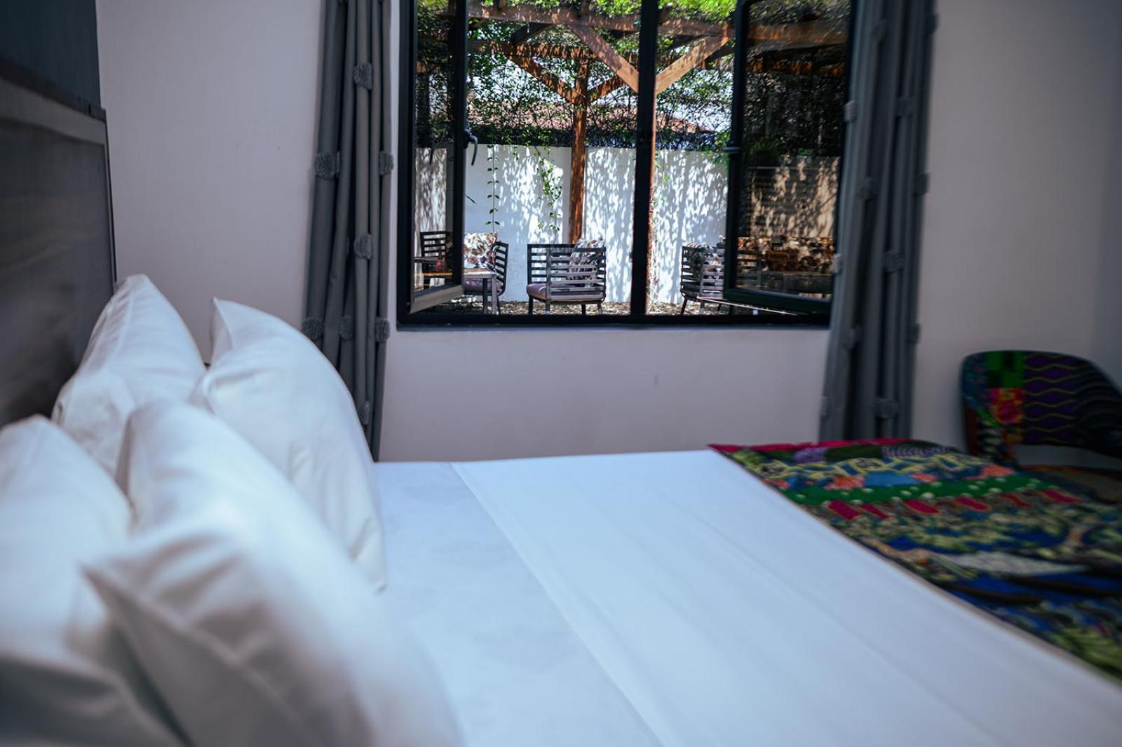 Ahome Guest House & Lounge Ломе Экстерьер фото